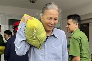 Công an phường Tuy Hòa phối hợp cùng doanh nghiệp hỗ trợ người dân vùng lũ