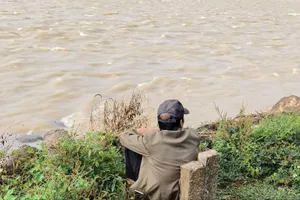 Người cha chết lặng ngồi bên bờ sông ngóng tin con gái mất liên lạc 