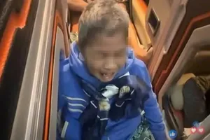 Thực hư vụ cụ bà khóc trên xe khách vì bị con gái bỏ rơi