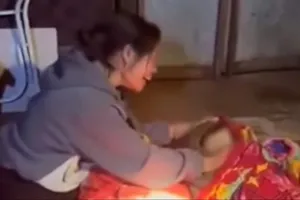 Người mẹ đi làm thuê, khi về nhà thì cả 2 con đã tử vong 