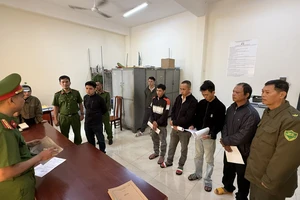 Cha mẹ cùng con trai bị khởi tố vì mâu thuẫn với hàng xóm