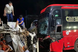 Xe tải lật nghiêng sau khi va chạm với xe khách ở Đắk Lắk