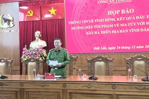 Dùng máy múc múc từng cm đất để triệt phá đường dây ma túy