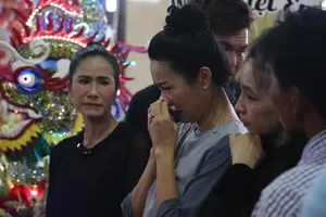 Nghệ sĩ nghẹn ngào viếng diễn viên Anh Vũ 