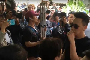 Khi đám tang nghệ sĩ trở thành nơi phô diễn, câu like