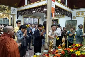 Người dân 5 nước Đông Nam Á rộn ràng lễ tắm Phật 