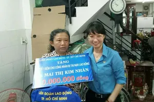 TP.HCM: Tặng 306 phần quà cho công nhân bị tai nạn lao động