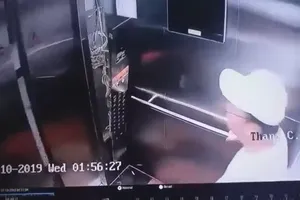 Nam thanh niên Hàn Quốc đá hư thang máy ở TP.HCM, xử lý sao?