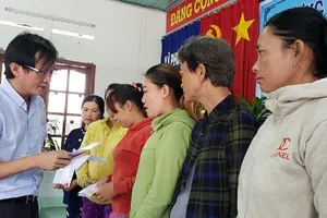 Trao 290 triệu đồng cho gia đình các ngư dân bị chìm tàu 