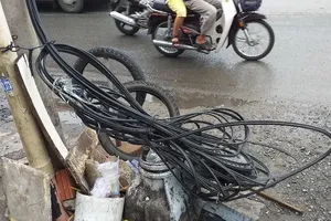 Bó dây cáp quang trên vỉa hè