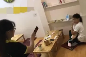 Từ bao giờ 'chuyện ấy' được mang ra nơi công cộng!?