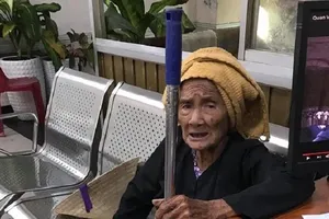 Cụ bà bị lạc tại bến xe, không nhớ đường về nhà