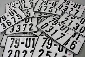 Biển số xe bị hư, mang ra tiệm làm mới được không?