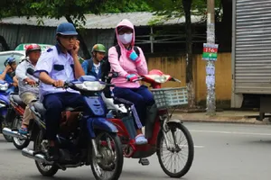 Lái xe máy bằng một tay, có bị phạt?