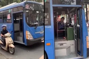 Tạm đình chỉ tài xế xe buýt phun nước bọt, ép xe máy đi đường