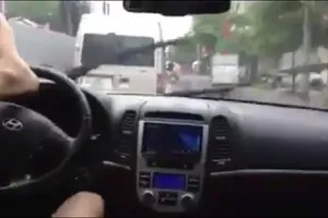 Dùng chân điều khiển vô lăng ô tô có bị phạt?