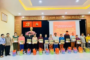 Báo Pháp Luật TP.HCM chung tay tặng quà tết cho người nghèo