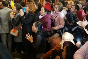 Có nên dừng tất cả lễ hội?