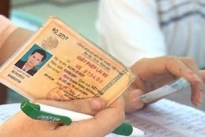 Đến 31-12, có bắt buộc đổi GPLX từ giấy bìa sang PET?