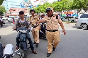 Gặp đèn đỏ có được quay đầu xe?