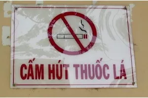 Cha, mẹ bị phạt đến 1 triệu nếu sai con nhỏ mua thuốc lá 