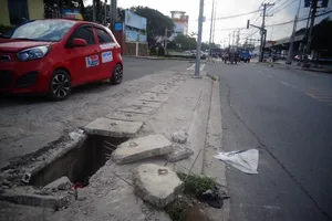 Đoạn mương không có nắp trên xa lộ Hà Nội