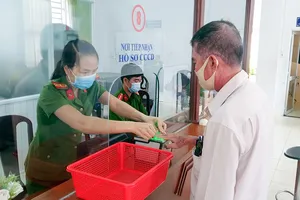 Chuyển từ CMND qua thẻ CCCD gắn chip, có phải đổi sổ hồng?