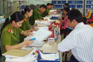 Bán nhà, chuyển nơi ở, có phải làm sổ hộ khẩu mới?