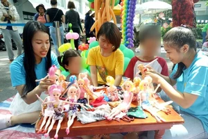 Các bé gái vui chơi trong ngày 1-6. Ảnh: TRÚC PHƯƠNG