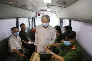 Cán bộ Phòng Cảnh sát quản lý hành chính về trật tự xã hội Công an TP.HCM làm CCCD gắn chip cho người dân tại khu phố 4, phường Linh Xuân, TP Thủ Đức. Ảnh: HOÀNG GIANG