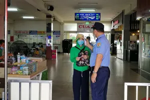 Bến xe Miền Đông thực hiện đo thân nhiệt cho khách. Ảnh: THU TRINH