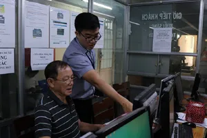 TP.HCM giảm 50% lệ phí cấp sổ hồng, đăng ký cư trú qua mạng