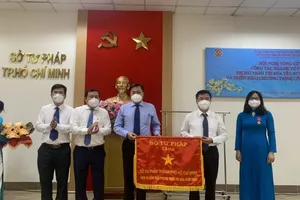 Sở Tư pháp TP.HCM nhận cờ thi đua ngành Tư pháp