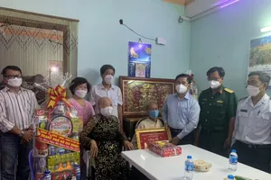 Đoàn đại biểu TP.HCM chúc Tết cụ ông 100 tuổi