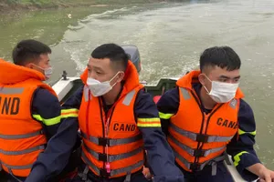 Thanh niên để ví, dép, xe trên cầu... sau đó về nhà có bị xử lý?