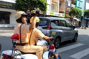  Đội CSGT Bàn Cờ (Phòng PC08 Công an TP.HCM) ra quân xử lý vi phạm. Ảnh: LÊ THOA