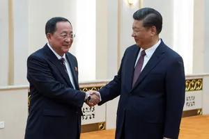 Ông Tập Cận Bình (phải) tiếp Ngoại trưởng Ri Yong-ho tại Bắc Kinh hôm 7-12. Ảnh: REUTERS