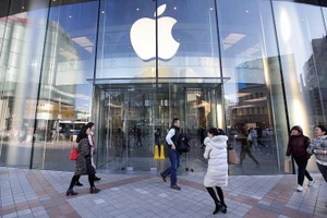 Một cửa hàng điện thoại iPhone ở Trung Quốc. Ảnh: REUTERS