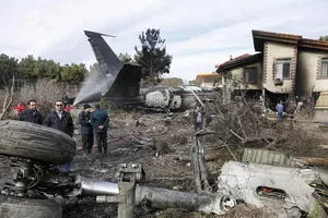 Xem hiện trường máy bay rơi ở Iran khiến 15 người chết