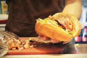 Ăn bánh mì Việt Nam ở Úc, 11 người nhập viện