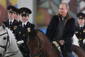 Ông Putin cưỡi ngựa cùng các nữ cảnh sát trước thềm 8-3