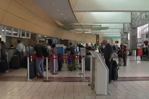 Mang súng đến sân bay, một người gốc Việt đối mặt 20 năm tù