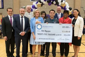 Thầy giáo gốc Việt đoạt giải thưởng ở Mỹ