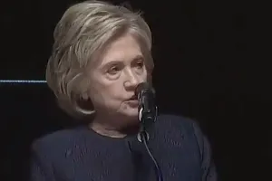 Bà Clinton cam kết đẩy ông Trump khỏi Nhà Trắng