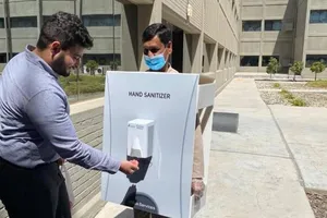 Bắt nhân viên làm giá để máy xịt gel khử trùng ngừa COVID-19