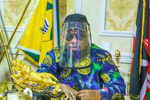 Kenya: Cấp rượu cho dân chống dịch, một thống đốc bị chỉ trích