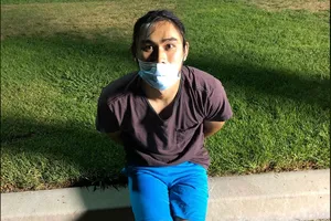 Lao xe vào chốt kiểm tra nồng độ rượu, người gốc Việt bị bắt