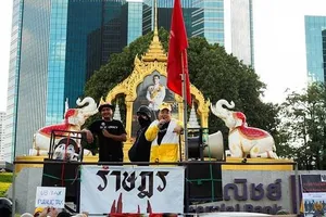 Người Thái Lan đòi Quốc vương từ bỏ tài sản hàng chục tỉ USD