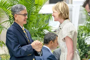 Mỹ dọa phạt vụ bắt người ở Hong Kong, Trung Quốc thề trả đũa