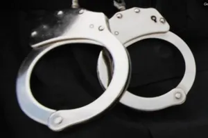 Một người gốc Việt bị bắt vì dùng tiền vay cứu trợ COVID-19 mua tiền ảo, xe sang